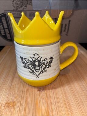 Yellow Bee Crown Ceramic Mug with Lid - Decorative Home Dining